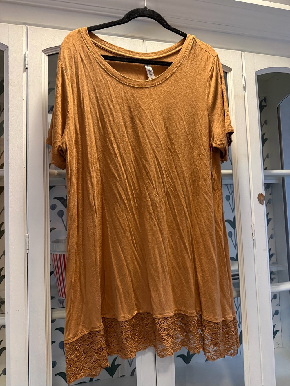 Womens Cinnamon Short Sleeve Lace-Hem Tee